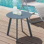 Table d'appoint de jardin ronde Saona Bleu canard mat